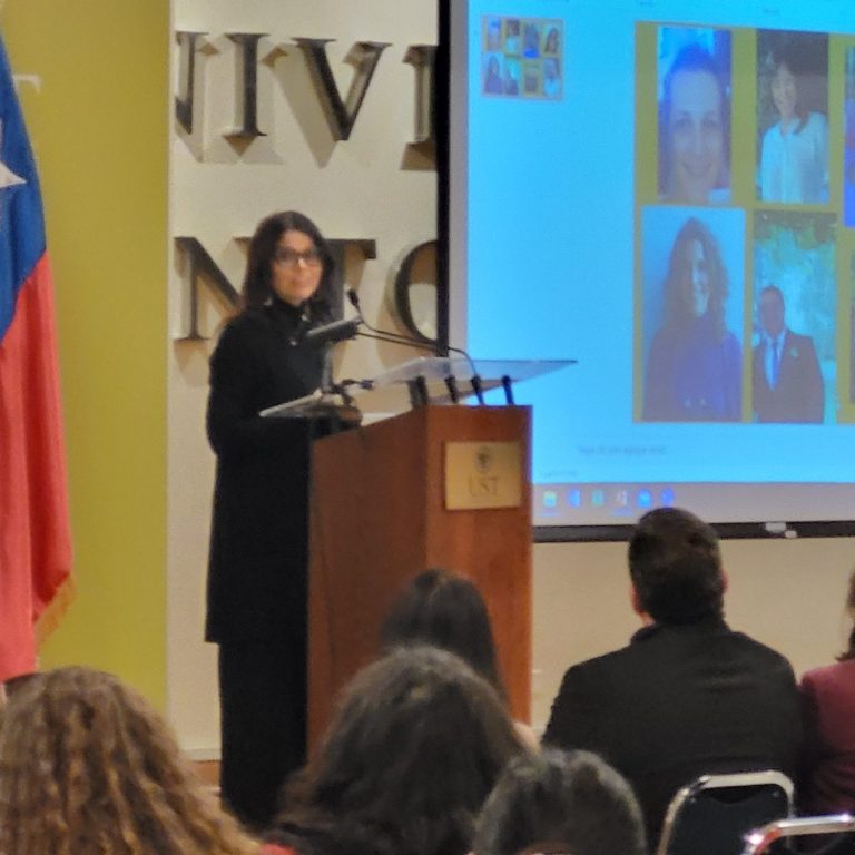 La Dra.Carmen Luz Barrios, Presidenta de INMAB, ofreciendo el discurso de inaguración del I Congreso de INMAB